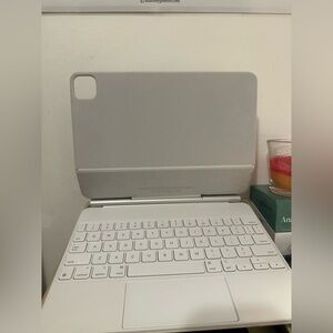 Magic Keyboard for iPad Air 11"
(M2) - White